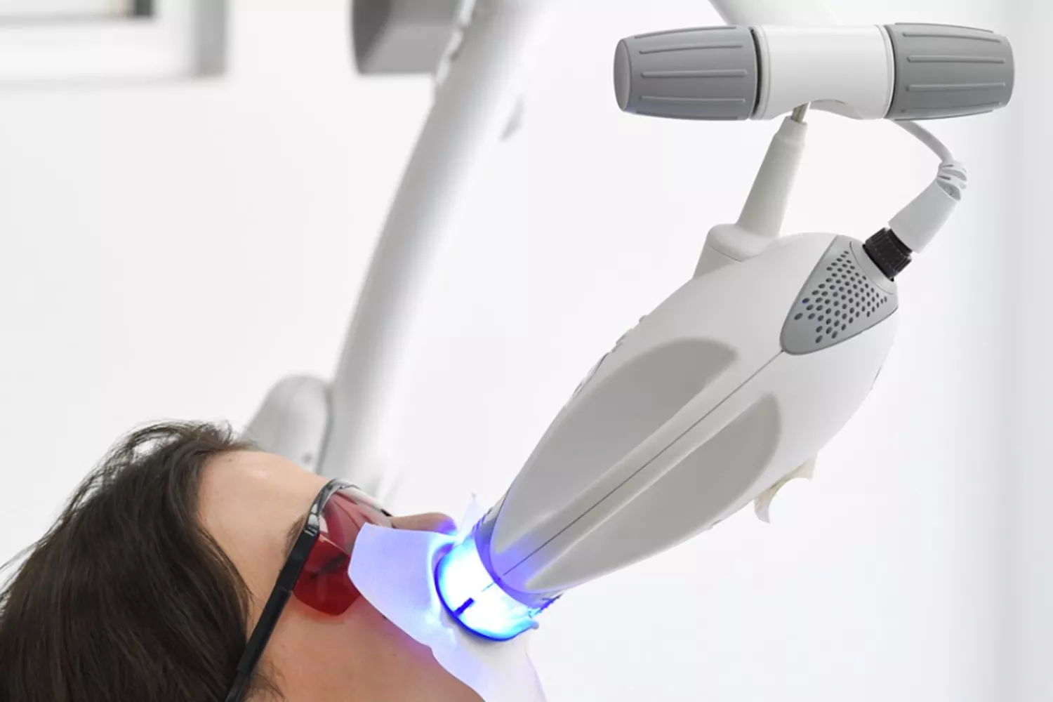 Teeth Whitening Safely – What You Must Know Before Bleaching Your Smile