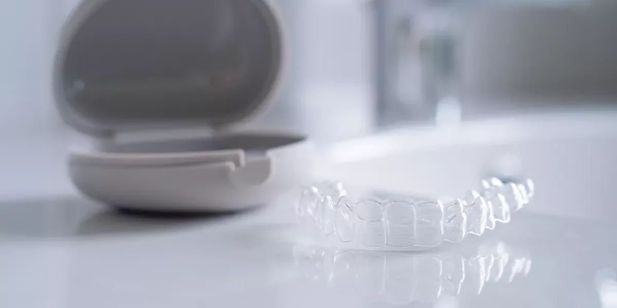 Sunt includuți retenții după Invisalign?