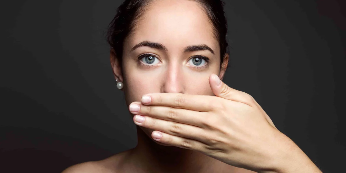 구강 악취(입냄새)란 무엇이며 왜 발생합니까?