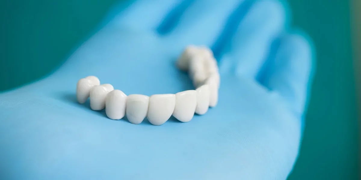 لماذا تعتبر تيجان الزركونيوم مستقبل طب الأسنان التجميلي